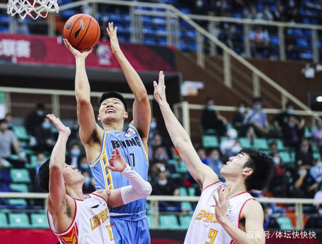 江苏队轻取上海队，布克统治全场